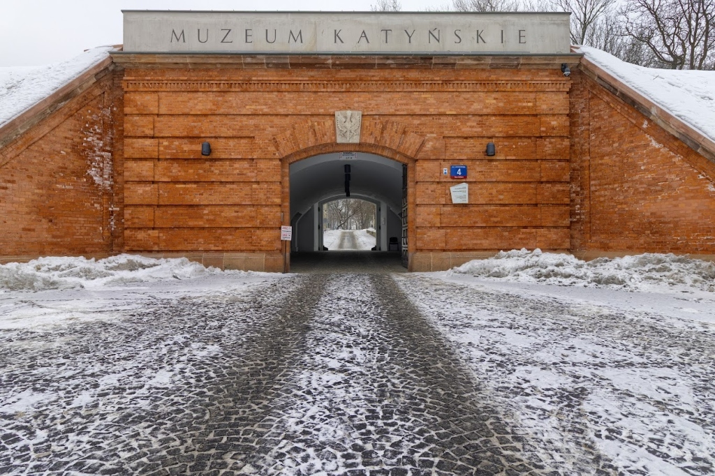 Brama Katyńska - Wjazd do Showroomu OPC MILITARY w Cytadeli Warszawskiej